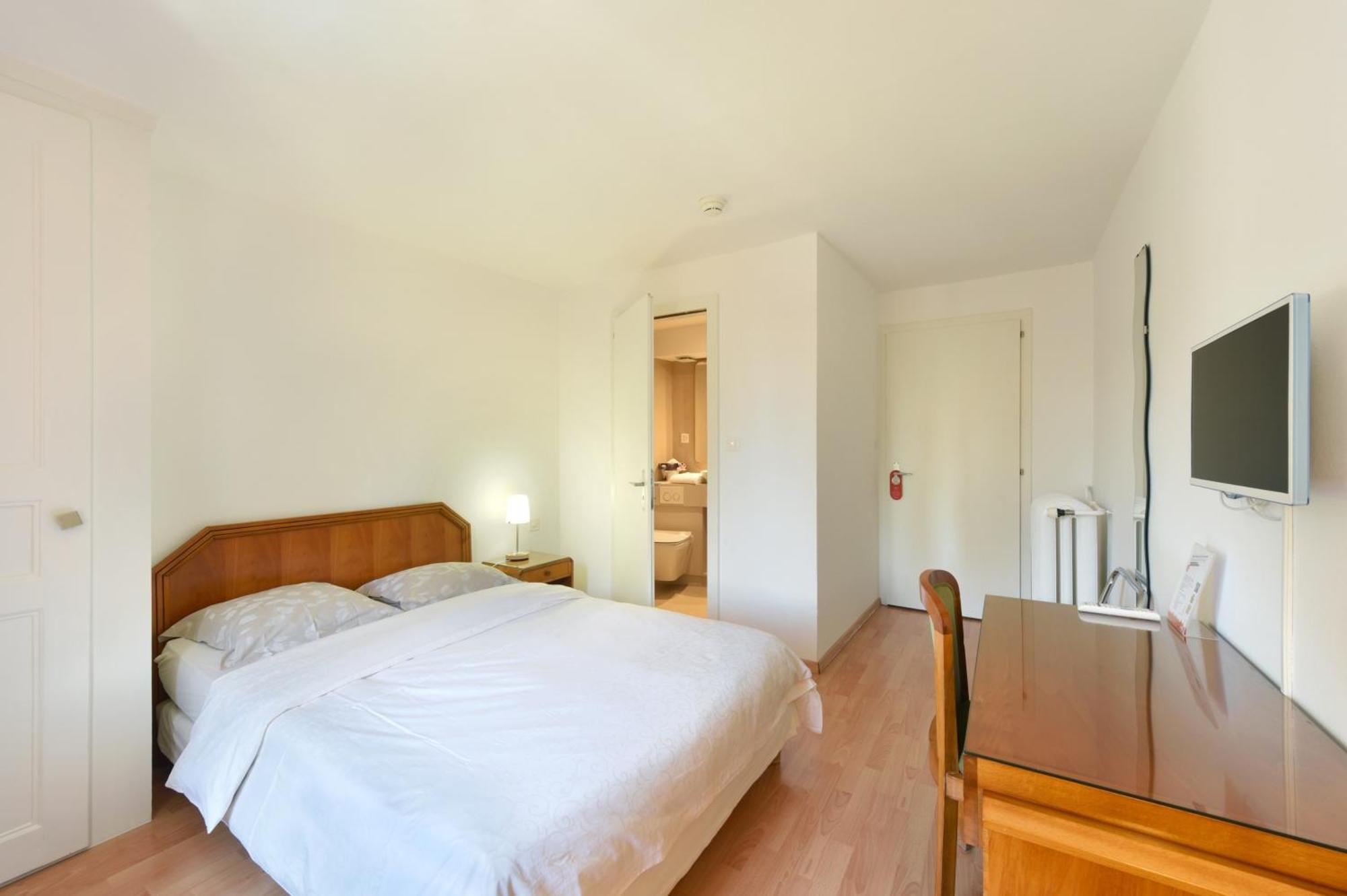 Hotel De L'Aigle Couvet Szoba fotó
