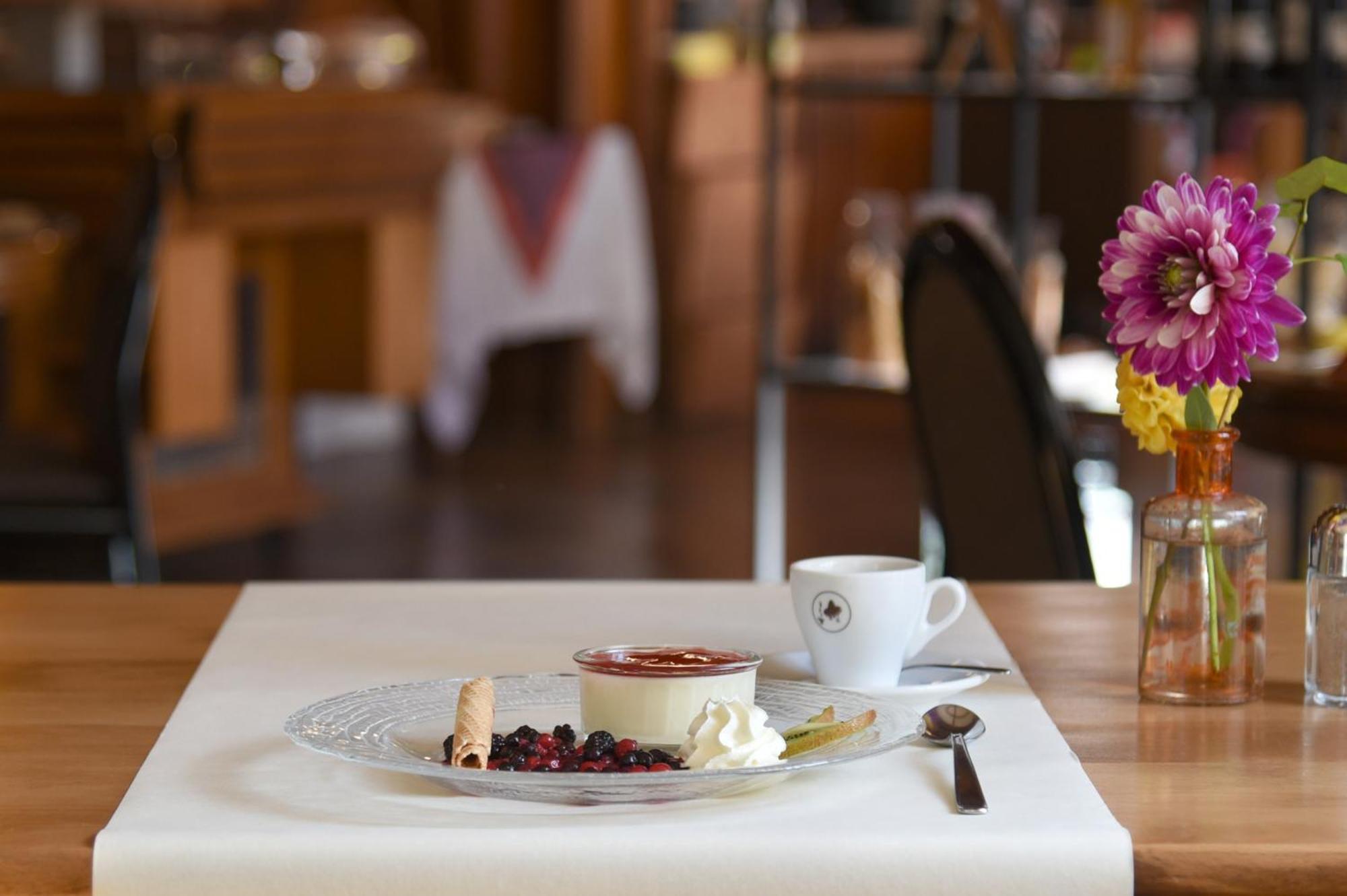 Hotel De L'Aigle Couvet Kültér fotó